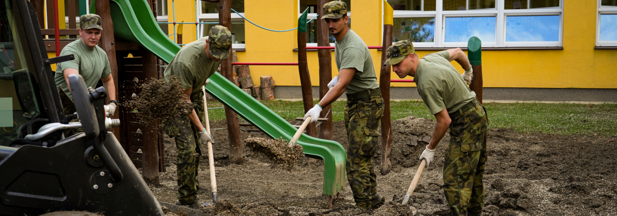 Naši vojáci při nasazení na pomoc po povodních v městě Krnov. 