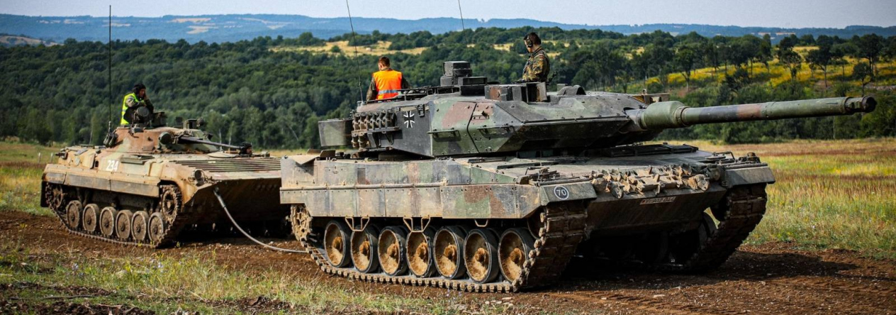 5)	V druhé polovině roku 2023, již jako mechanizovaný prapor, působil v Mnohonárodním bojovém uskupení Slovenko. Zde mimo jiné měli bučovičtí vojáci možnost seznámit se s německými tanky Leopard 2A6, které v síle tankové roty byly součástí Mnohonárodního praporu. 