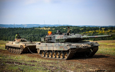 5)	V druhé polovině roku 2023, již jako mechanizovaný prapor, působil v Mnohonárodním bojovém uskupení Slovenko. Zde mimo jiné měli bučovičtí vojáci možnost seznámit se s německými tanky Leopard 2A6, které v síle tankové roty byly součástí Mnohonárodního praporu. 