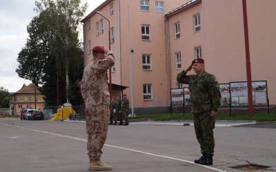 v_11._sr_baf_podava_hlaseni_predsedovi_komise_plk._j.n.jpg