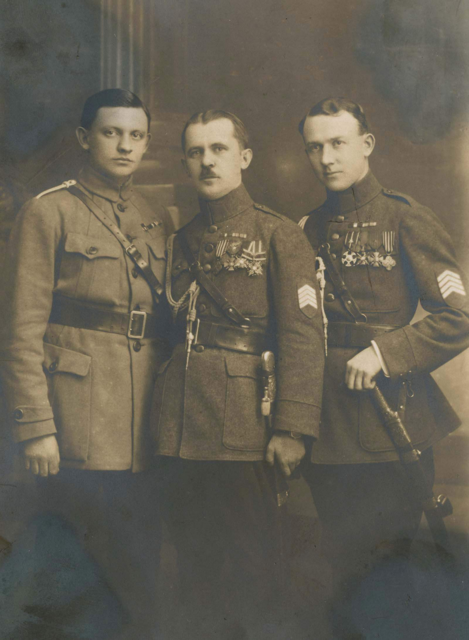 Unikátní fotografie všech tří pobočníků generála Gajdy. Zleva kpt. Mach, kpt. Maleček a kpt. Šrom.