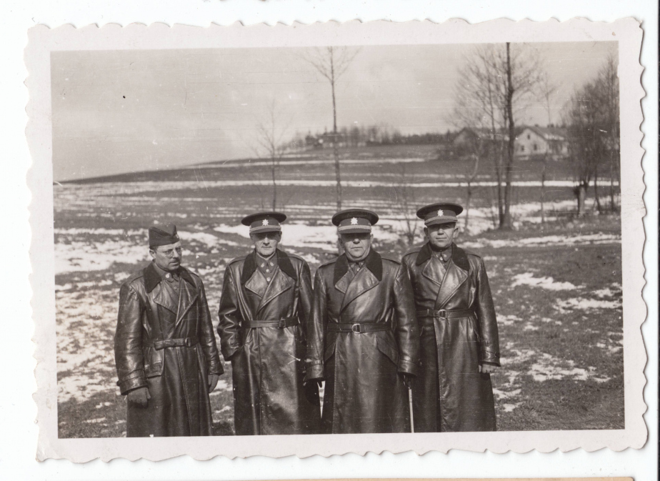 Snímek z jara 1938. Na neznámém místě zachytil zleva velitele 1./2. cyklistické roty škpt. pěch. Bedřicha Wizinu, zástupce velitele praporu pplk. pěch. Otakara Anděla, velitele praporu plk. pěch. Bohuslava Malečka a jeho pobočníka, škpt. pěch. Jaroslava Ježka.