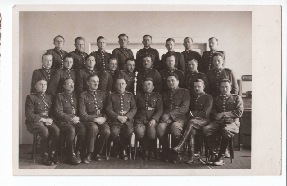 Cyklistický prapor 2 musel 30. března 1939 odevzdat svoji standartu. Téhož dne byl pořízen i skupinový snímek důstojníků praporu. Jeho velitel, plk. pěch. Bohuslav Maleček sedící čtvrtý zleva se stane jediným důstojníkem této jednotky, který během okupace zahyne. Významnou osobností se během válečných let stane por. pěch. Oldřich Talášek, v třetí řadě čtvrtý zprava. Tehdy měl před sebou bitvu o Francii, vysazení v rámci 2. paradesantní brigády ve Slovenském národním povstání, bude prvním velitelem 71. výsad