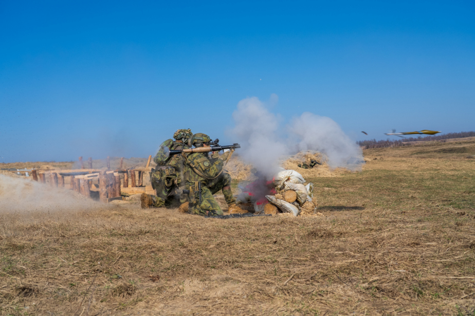 Nedílnou součástí výcviku u mechanizovaného praporu je střelba z RPG-7, celosvětově rozšířenou bezzákluzovou zbraní určenou k ničení tanků, obrněných cílů a živé síly v úkrytech lehkého typu.