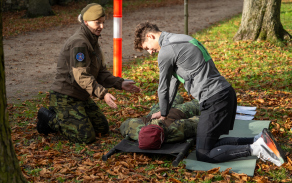 Poskytnutí první pomoci.