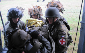 Přesun raněného do vrtulníku Mi – 24