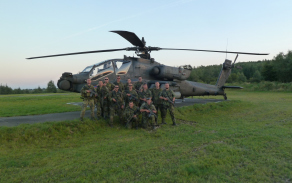 Minometná četa u bitevního vrtulníku AH-64 APACHE