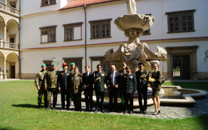 Společné foto účastníků pracovní návštěvy na nádvoří zámku