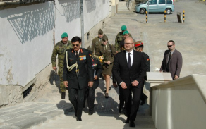 Gen. Dalbir Singh, starosta města Bučovice MUDr. Radovan Válek a hosté vstupují do zámku