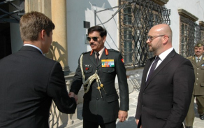 Přivítání na bučovickém zámku (zleva) - PhDr. Jiří Horák, gen. Dalbir Singh, MUDr. Radovan Válek a brig. gen. Štefan Kaleta