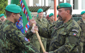 Velitel 7.mb plukovník Pavel Lipka předává "Bojový prapor 74.lmopr" podplukovníku Přemyslu Štěpánkovi